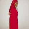 Abito lungo con scollo a V smerlato in pizzo Carmina, colore rosso vero Abito lungo con scollo a V smerlato in pizzo Carmina, colore rosso vero