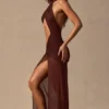 Abito lungo con scollo all’americana e cut-out Caicos in marrone espresso Abito lungo con scollo all’americana e cut-out Caicos in marrone espresso
