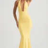 Abito lungo con scollo all’americana e drappeggi sulla schiena Laverna in giallo pastello Abito lungo con scollo all’americana e drappeggi sulla schiena Laverna in giallo pastello