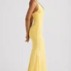 Abito lungo con scollo all’americana e drappeggi sulla schiena Laverna in giallo pastello Abito lungo con scollo all’americana e drappeggi sulla schiena Laverna in giallo pastello
