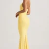 Abito lungo con scollo all’americana e drappeggi sulla schiena Laverna in giallo pastello Abito lungo con scollo all’americana e drappeggi sulla schiena Laverna in giallo pastello
