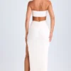 Abito lungo con scollo all’americana e ruches con cut-out Kalyani in bianco Abito lungo con scollo all’americana e ruches con cut-out Kalyani in bianco
