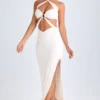 Abito lungo con scollo all’americana e ruches con cut-out Kalyani in bianco Abito lungo con scollo all’americana e ruches con cut-out Kalyani in bianco