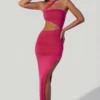 Abito lungo con scollo asimmetrico e cut-out arricciati Suvi in fucsia Abito lungo con scollo asimmetrico e cut-out arricciati Suvi in fucsia