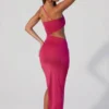 Abito lungo con scollo asimmetrico e cut-out arricciati Suvi in fucsia Abito lungo con scollo asimmetrico e cut-out arricciati Suvi in fucsia