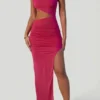 Abito lungo con scollo asimmetrico e cut-out arricciati Suvi in fucsia Abito lungo con scollo asimmetrico e cut-out arricciati Suvi in fucsia