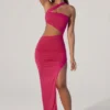 Abito lungo con scollo asimmetrico e cut-out arricciati Suvi in fucsia Abito lungo con scollo asimmetrico e cut-out arricciati Suvi in fucsia