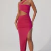 Abito lungo con scollo asimmetrico e cut-out arricciati Suvi in fucsia Abito lungo con scollo asimmetrico e cut-out arricciati Suvi in fucsia
