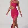 Abito lungo con scollo asimmetrico e cut-out arricciati Suvi in fucsia Abito lungo con scollo asimmetrico e cut-out arricciati Suvi in fucsia