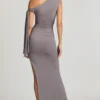 Abito lungo con spalle scoperte, arricciature e lacci Prudy in grigio acciaio Abito lungo con spalle scoperte, arricciature e lacci Prudy in grigio acciaio