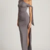 Abito lungo con spalle scoperte, arricciature e lacci Prudy in grigio acciaio Abito lungo con spalle scoperte, arricciature e lacci Prudy in grigio acciaio