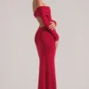 Abito lungo con spalle scoperte e maniche lunghe Depny in rosso ciliegia Abito lungo con spalle scoperte e maniche lunghe Depny in rosso ciliegia