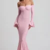 Abito lungo con volant in pizzo e spalle scoperte Verena in rosa tenue Abito lungo con volant in pizzo e spalle scoperte Verena in rosa tenue
