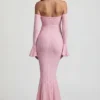 Abito lungo con volant in pizzo e spalle scoperte Verena in rosa tenue Abito lungo con volant in pizzo e spalle scoperte Verena in rosa tenue