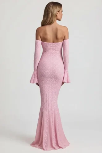 Abito lungo con volant in pizzo e spalle scoperte Verena in rosa tenue