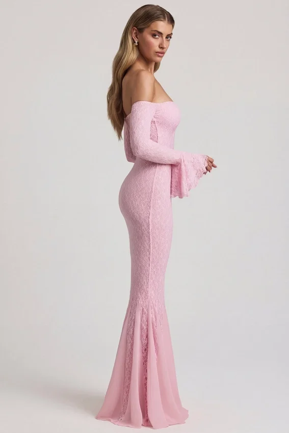 Abito lungo con volant in pizzo e spalle scoperte Verena in rosa tenue Abito lungo con volant in pizzo e spalle scoperte Verena in rosa tenue