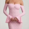 Abito lungo con volant in pizzo e spalle scoperte Verena in rosa tenue Abito lungo con volant in pizzo e spalle scoperte Verena in rosa tenue