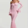 Abito lungo con volant in pizzo e spalle scoperte Verena in rosa tenue Abito lungo con volant in pizzo e spalle scoperte Verena in rosa tenue
