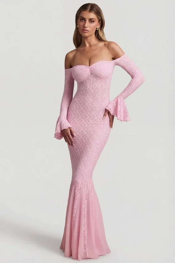 Abito lungo con volant in pizzo e spalle scoperte Verena in rosa tenue Abito lungo con volant in pizzo e spalle scoperte Verena in rosa tenue