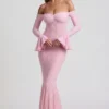 Abito lungo con volant in pizzo e spalle scoperte Verena in rosa tenue Abito lungo con volant in pizzo e spalle scoperte Verena in rosa tenue