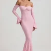 Abito lungo con volant in pizzo e spalle scoperte Verena in rosa tenue Abito lungo con volant in pizzo e spalle scoperte Verena in rosa tenue