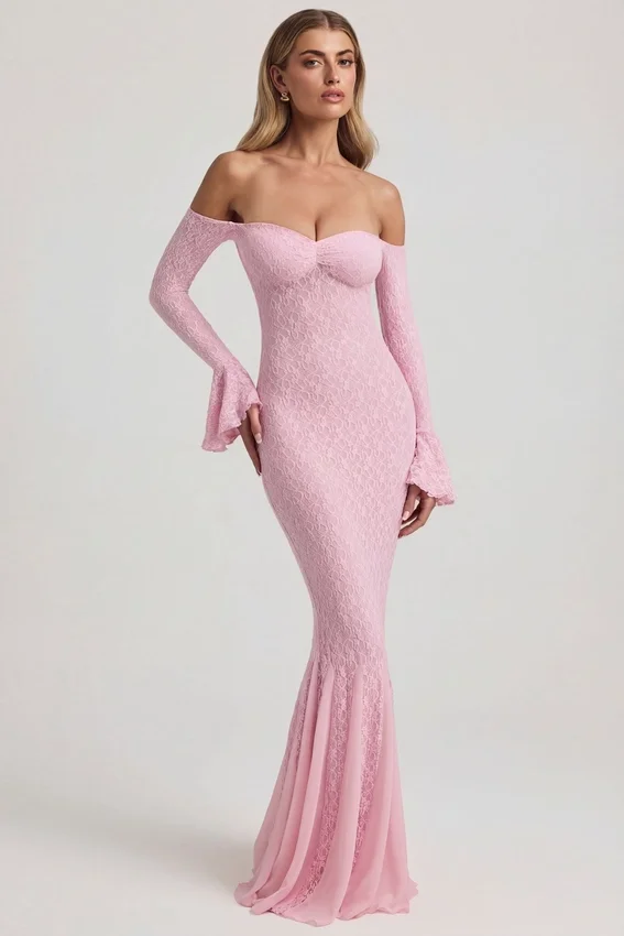 Abito lungo con volant in pizzo e spalle scoperte Verena in rosa tenue Abito lungo con volant in pizzo e spalle scoperte Verena in rosa tenue