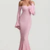 Abito lungo con volant in pizzo e spalle scoperte Verena in rosa tenue Abito lungo con volant in pizzo e spalle scoperte Verena in rosa tenue