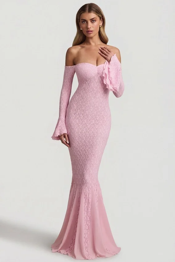 Abito lungo con volant in pizzo e spalle scoperte Verena in rosa tenue Abito lungo con volant in pizzo e spalle scoperte Verena in rosa tenue