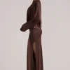 Abito lungo drappeggiato a maniche lunghe Lani in marrone cioccolato Abito lungo drappeggiato a maniche lunghe Lani in marrone cioccolato