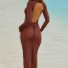Abito lungo trasparente con schiena scoperta Naura in marrone cioccolato Abito lungo trasparente con schiena scoperta Naura in marrone cioccolato