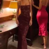 Abito lungo Wintra in pizzo trasparente con scollo quadrato e ruches, colore rosso vino