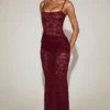Abito lungo Wintra in pizzo trasparente con scollo quadrato e ruches, colore rosso vino