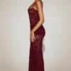 Abito lungo Wintra in pizzo trasparente con scollo quadrato e ruches, colore rosso vino