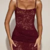 Abito lungo Wintra in pizzo trasparente con scollo quadrato e ruches, colore rosso vino