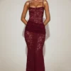 Abito lungo Wintra in pizzo trasparente con scollo quadrato e ruches, colore rosso vino