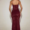 Abito lungo Wintra in pizzo trasparente con scollo quadrato e ruches, colore rosso vino