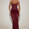 Abito lungo Wintra in pizzo trasparente con scollo quadrato e ruches, colore rosso vino