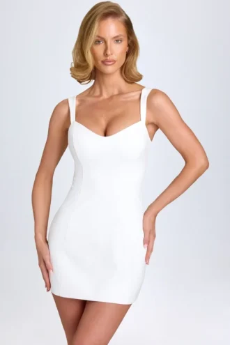 Abito micro mini Amaria con scollo a cuore in bianco