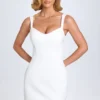 Abito micro mini Amaria con scollo a cuore in bianco