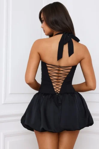 Abito micro mini con corpetto allacciato sul collo e orlo a palloncino Ludmila in nero