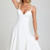 Abito midi svasato con fiocco Mallory in bianco Abito midi svasato con fiocco Mallory in bianco