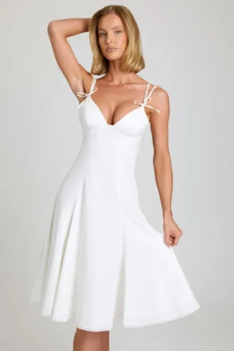 Abito midi svasato con fiocco Mallory in bianco