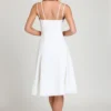 Abito midi svasato con fiocco Mallory in bianco Abito midi svasato con fiocco Mallory in bianco