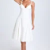 Abito midi svasato con fiocco Mallory in bianco Abito midi svasato con fiocco Mallory in bianco