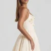 Abito mini a corsetto con applicazioni floreali e scollo all’americana Augusta in avorio