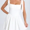 Abito mini con corpetto arricciato Marianna in bianco