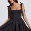 Abito mini con corpetto drappeggiato Bellamy in nero Abito mini con corpetto drappeggiato Bellamy in nero