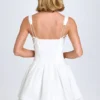 Abito mini con corsetto allacciato e pieghe a puntino Analise in bianco Abito mini con corsetto allacciato e pieghe a puntino Analise in bianco