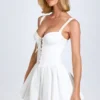 Abito mini con corsetto allacciato e pieghe a puntino Analise in bianco Abito mini con corsetto allacciato e pieghe a puntino Analise in bianco