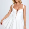 Abito mini con corsetto allacciato e pieghe a puntino Analise in bianco Abito mini con corsetto allacciato e pieghe a puntino Analise in bianco